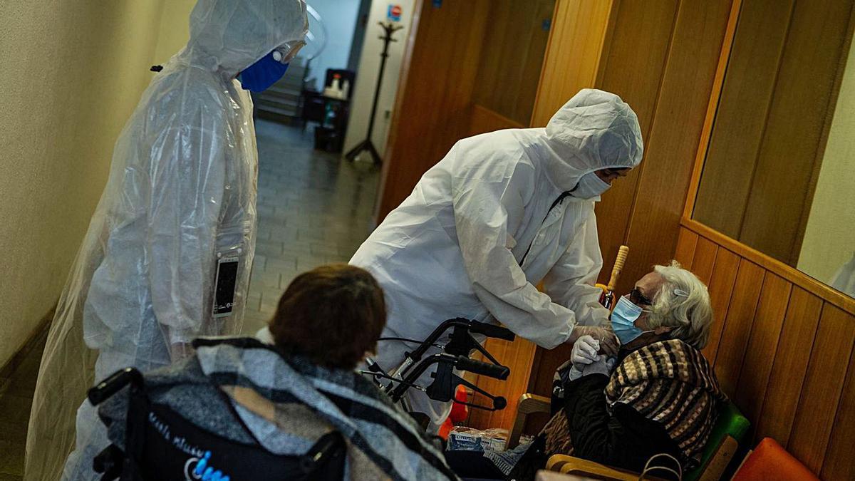 Sanitarios trasladan a mayores de una residencia al hospital en la primera ola. |   // ENRIC FONTCUBERTA