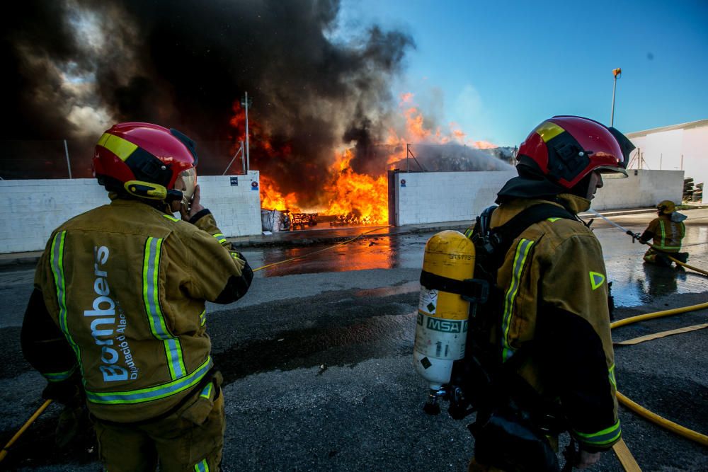 Incendio en el polígono de Carrrús en Elche