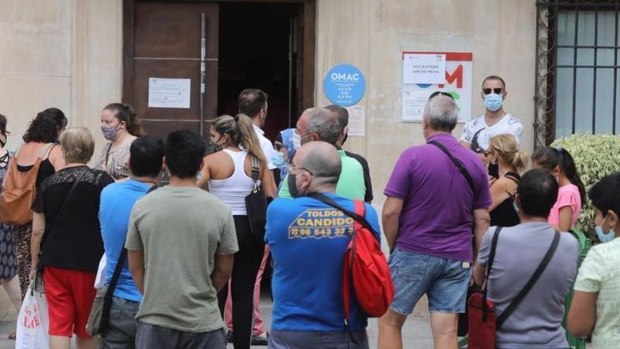 Cola ante la Oficina Municipal de Atención Ciudadana en la Plaça de Baix, en imagen retrospectiva