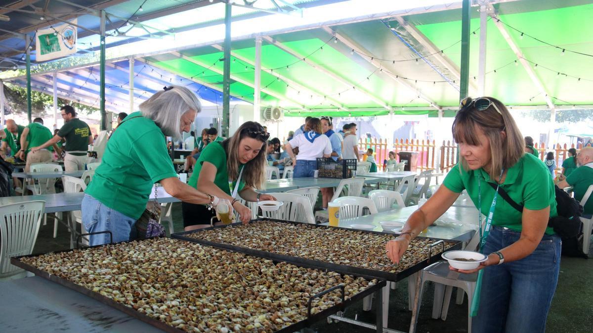 Peñistas preparan caracoles a la llauna para comer durante la jornada central de la 45ª edición del Aplec del Caragol de Lleida