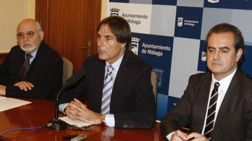 De izquierda a derecha: Carmelo Romero, Damián Caneda y Juan Antonio, esta mañana en rueda de prensa.