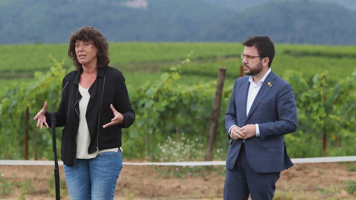 La consellera de Agricultura, Teresa Jordà, y el vicepresident, Pere Aragonès, durante la presentación del plan de 3.000 millonesa' de Agricultura, Teresa Jordà, durante la presentación del plan de 3.000 millones de euros para impulsar la bioeconomia