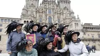 Veteranos de un cuerpo de élite del Ejército italiano ‘desfilan’ en el Camino de Santiago: «Todo el mundo sonríe aunque esté cansado»