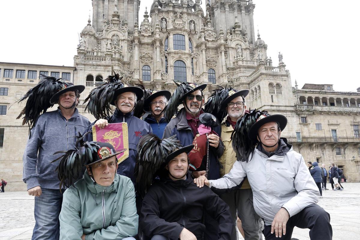 El grupo de ocho Bersaglieri ya retirados, este lunes, en la Praza do Obradoiro, tras completar el Camino de Santiago desde Sarria.