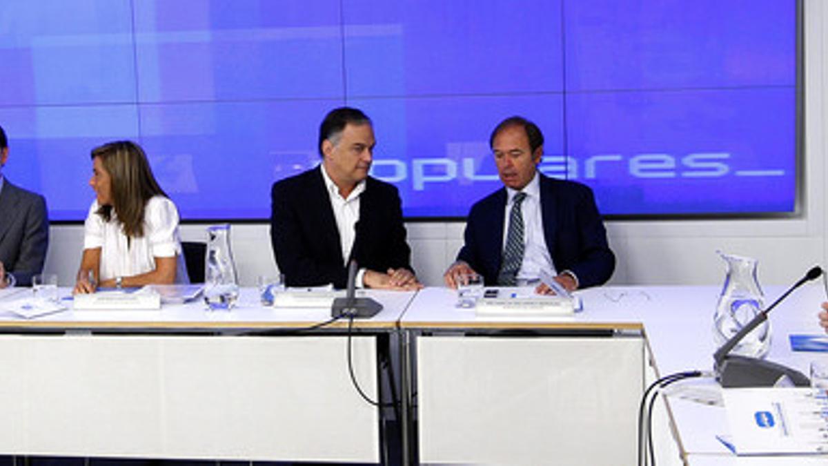 Cospedal y Rajoy, en el extremo izquierdo, y Bárcenas, a la derecha, durante un comité ejecutivo del PP, en el 2009.