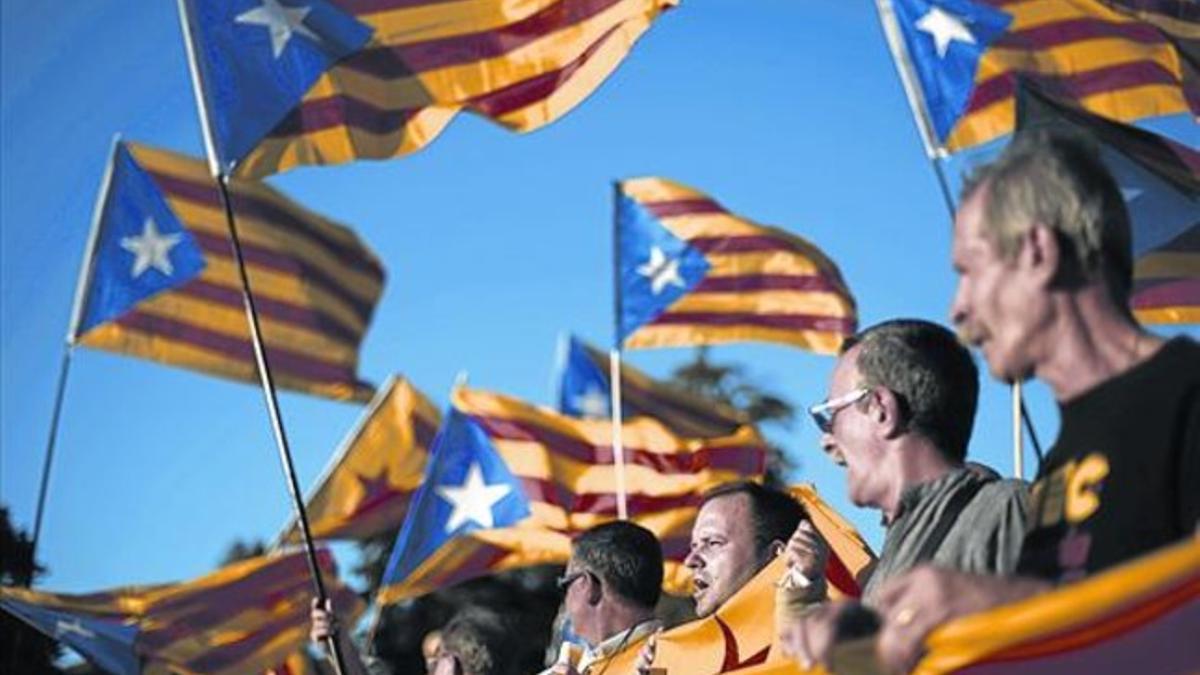 Independentistas ondean sus 'estelades' en Barcelona.