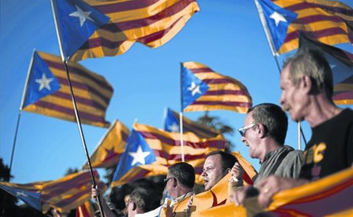 Independentistes onegen les seves estelades a Barcelona, l’octubre passat.