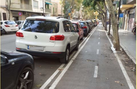 LUCA DE TENA - Unos centímetros separan los coches estacionados del carril bici, un riesgo cuando los ocupantes de los vehículos acceden a ellos y abren puertas.