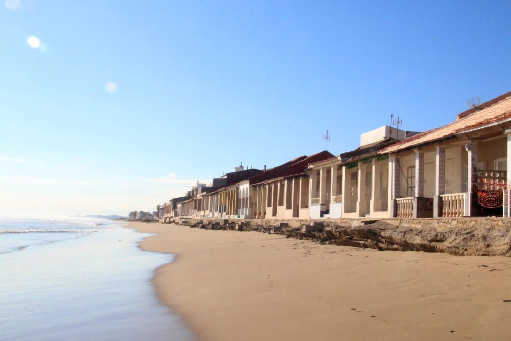 Las casas sufren derrumbes y el mar destruye porches y aceras y abre grandes socavones