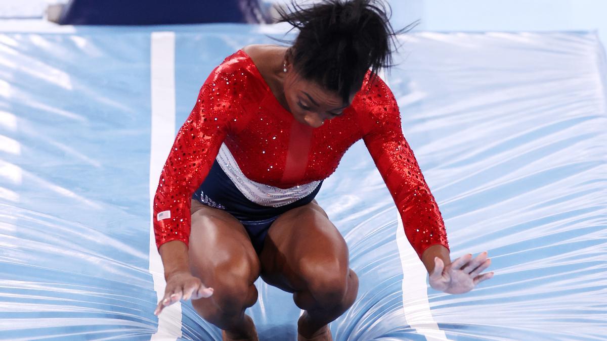 ¡Simone Biles se lesiona y abandona!