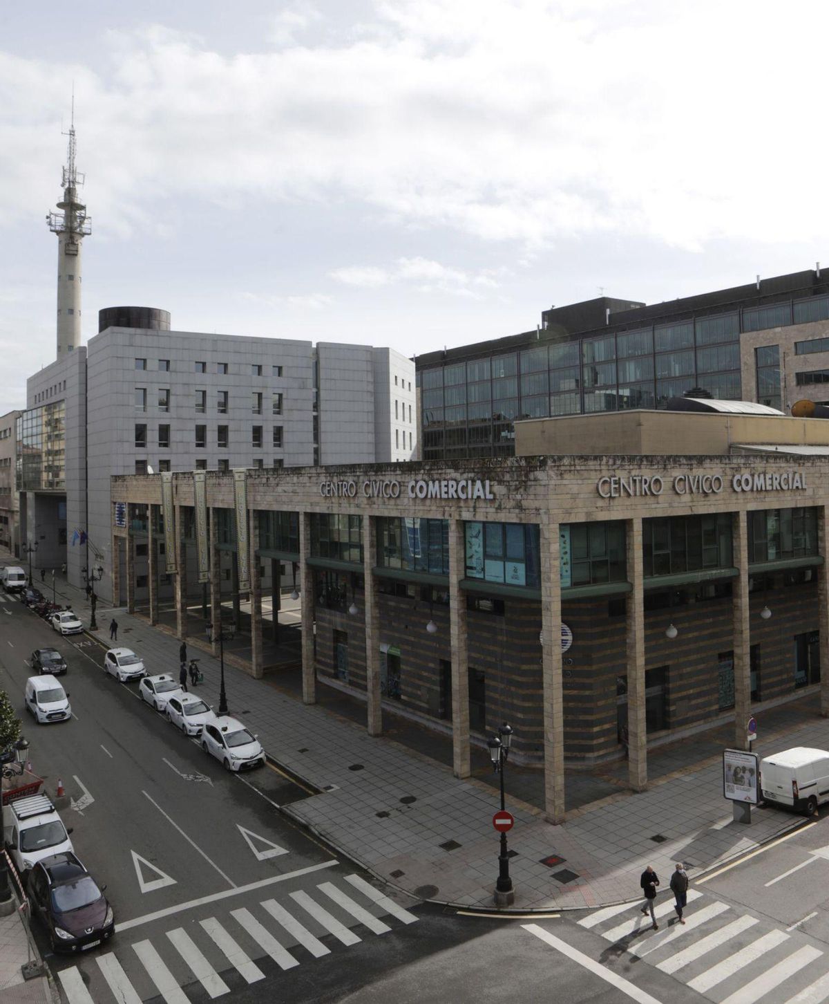 Vista general del edificio del Centro Cívico, junto al actual Palacio de Justicia, en Llamaquique.   | FERNANDO RODRÍGUEZ