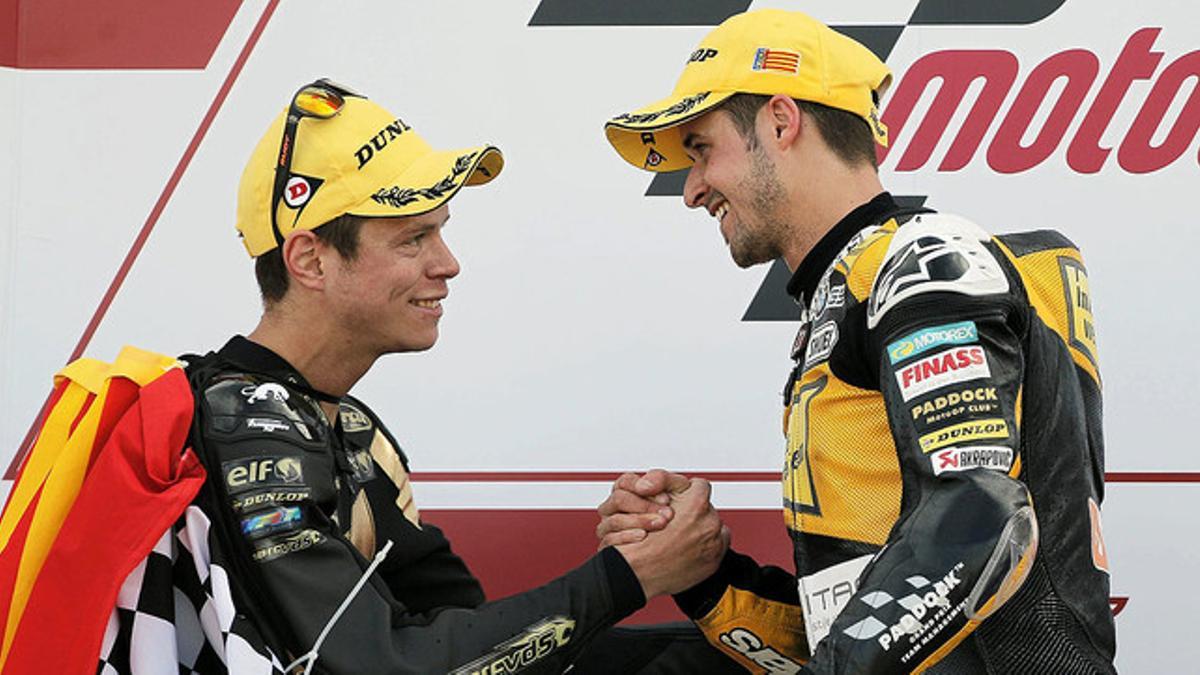 Esteve 'Tito' Rabat felicita a Thomas Luthi por su triunfo en el GP de Valencia