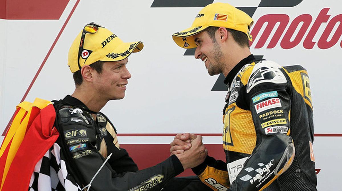 Esteve ’Tito’ Rabat felicita a Thomas Luthi pel seu triomf al GP de València.
