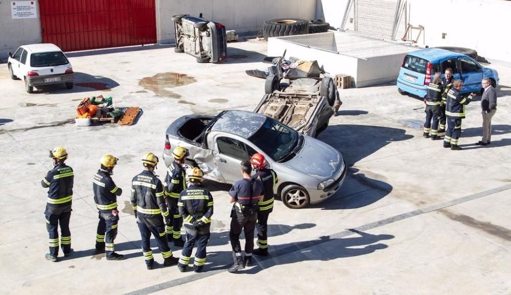 Bomberos de Alicante y del Consorcio Provincial realizan maniobras de rescate en accidentes de tráfico