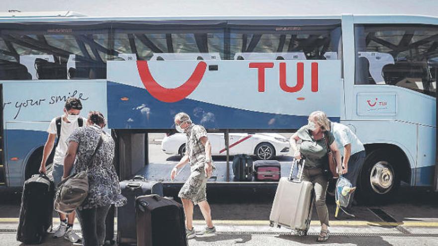 Turistas en una guagua de TUI en uno de sus desplazamientos.