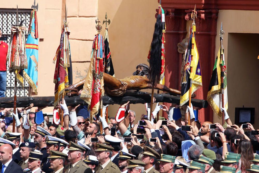 El traslado del Cristo de la Buena Muerte a cargo de la Legión volvió a congregar a numeroso público en la explanada de Santo Domingo