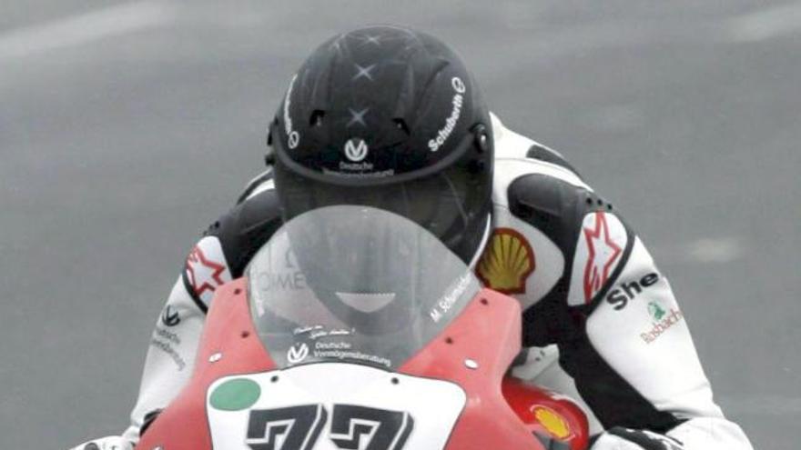 El alemán Michael Schumacher, del equipo Holzhauer, es fotografiado durante los entrenamientos libres para la prueba del Campeonato Alemán de Superbikes que se disputa este fin de semana en Oschersleben.