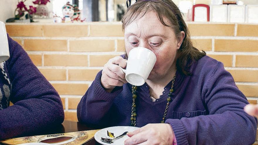 Isabel Ruiz, de 53 años y con síndrome de Down, se toma un café. // FDV