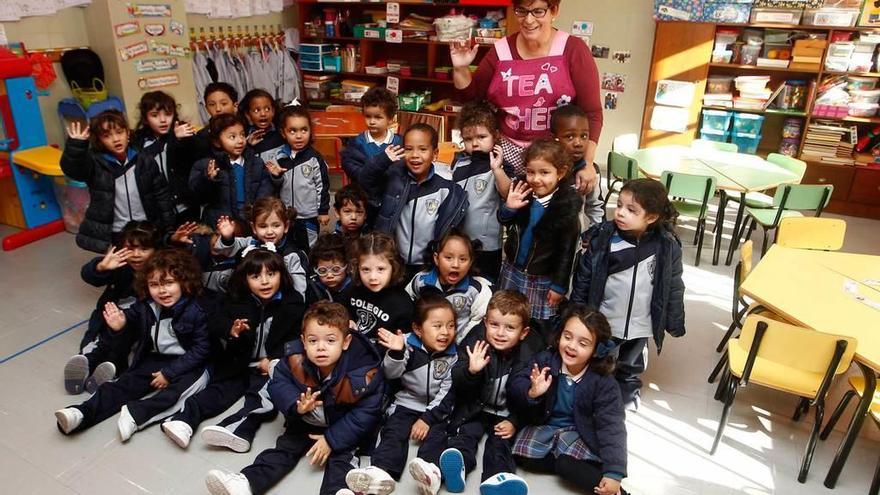Los niños del aula de 3 años, en compañía de su profesora, Carmen Rodríguez.