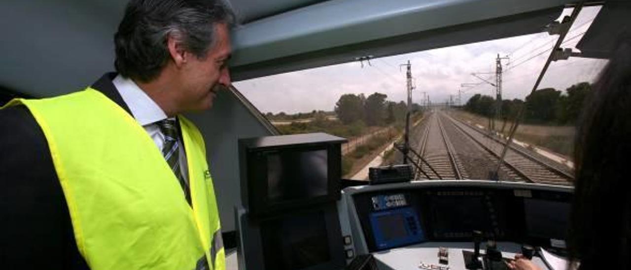 El ministro de Fomento, Íñigo de la Serna, recorriendo en un tren de pruebas el tramo nuevo del Corredor Mediterráneo en Tarragona, este mes.