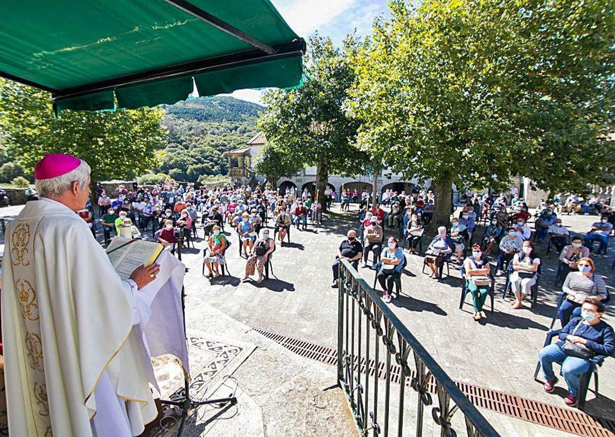 El obispo preside la misa de A Franqueira, ayer.