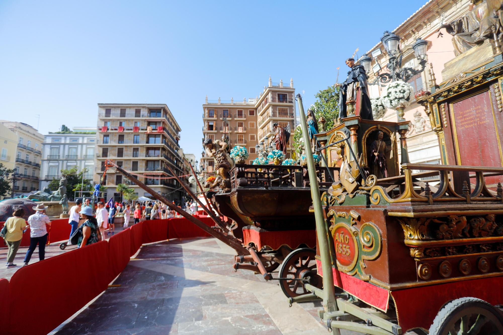 Sábado de Corpus: ambiente en la plaza, balcones y adornos florales