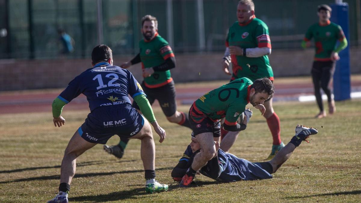 Dos defensores vallisoletanos tratan de frenar una ofensiva del Zamora Rugby Club. | Emilio Fraile