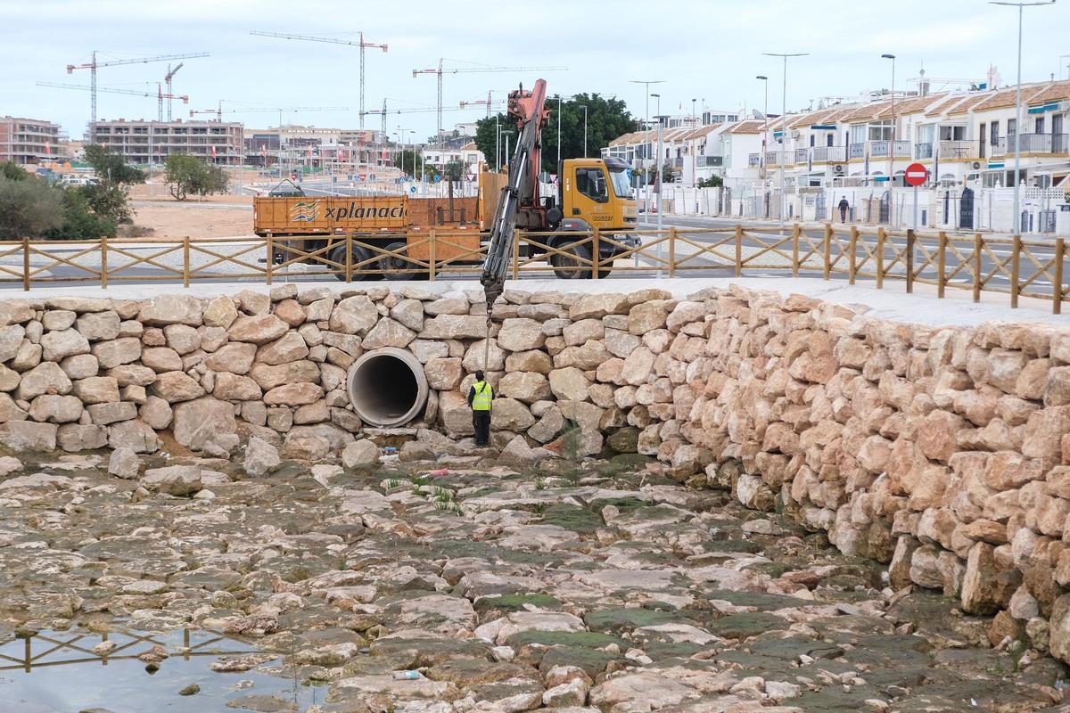 Obras de la balsa de la laminación a cielo abierto de aguas de lluvia en el sector La Hoya de Torrevieja