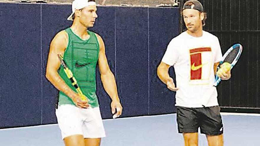 Nadal y Carlos Moyá en un entreno en su academia.