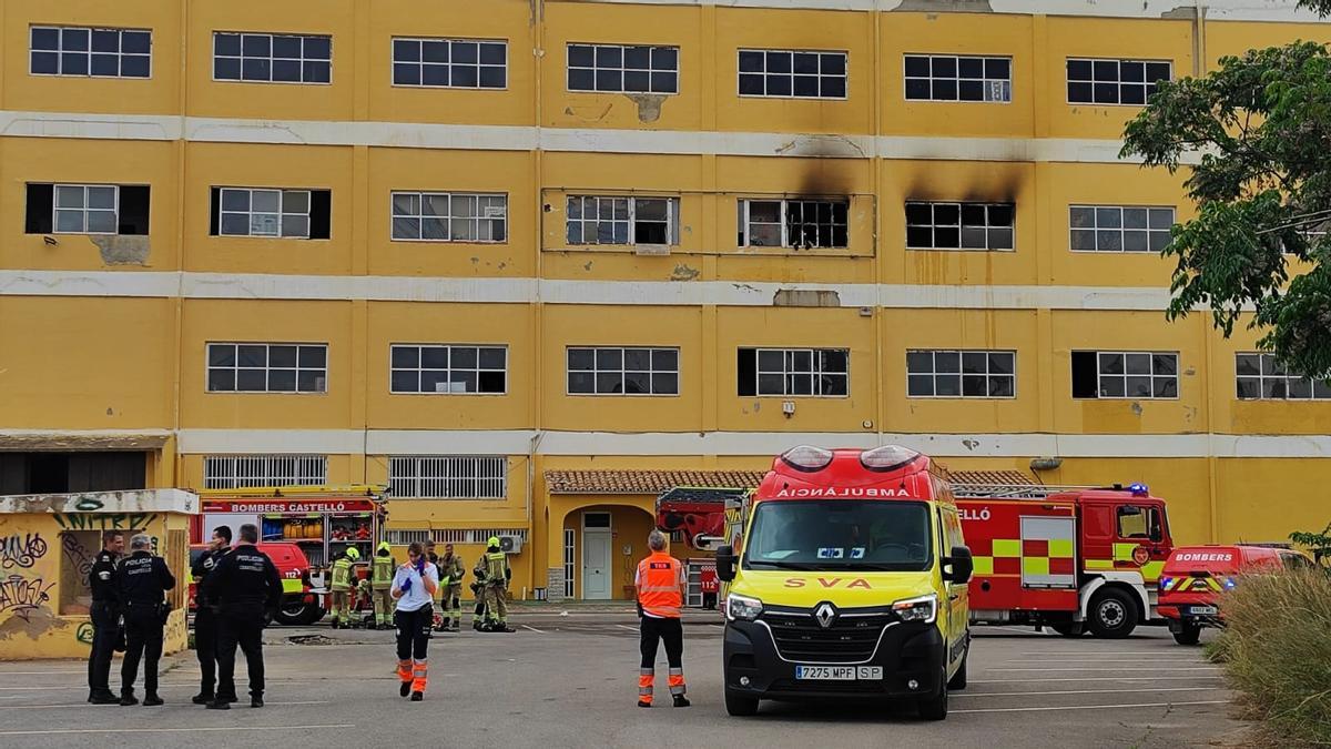 Alarma por un incendio en la antigua sede de la empresa Serratins en Castelló