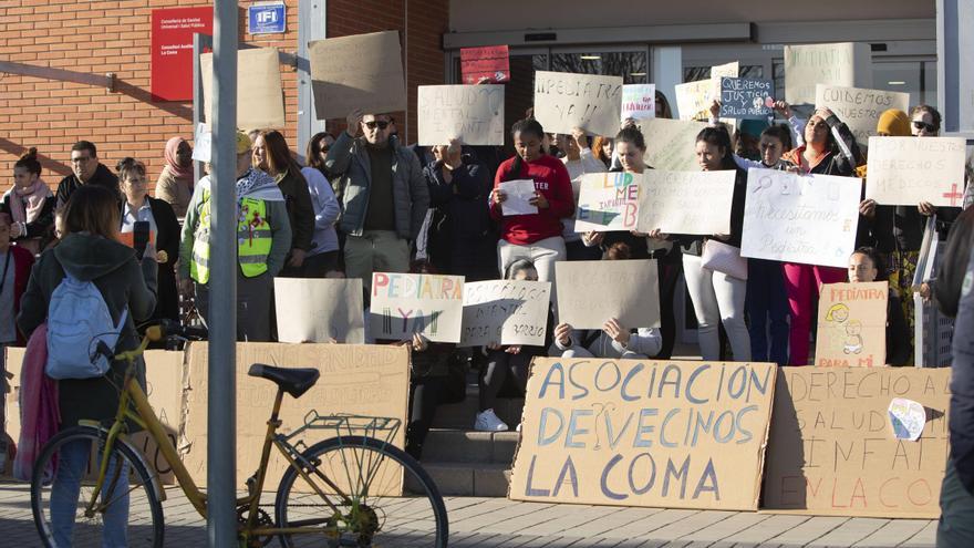 Un año sin pediatra en el consultorio de un barrio de Paterna lleno de niños y niñas