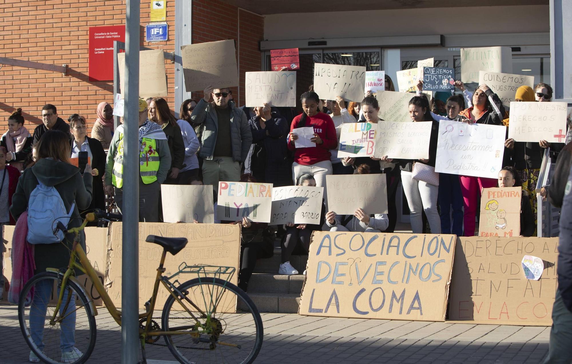 Concentración ante el consultorio médico de la Coma por la falta de pediatra