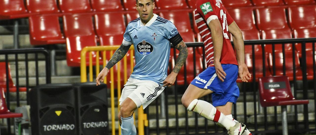 Hugo Mallo conduce el balón
 ante un jugador del Granada, 
en el último duelo entre 
célticos y nazaríes.   | // LOF