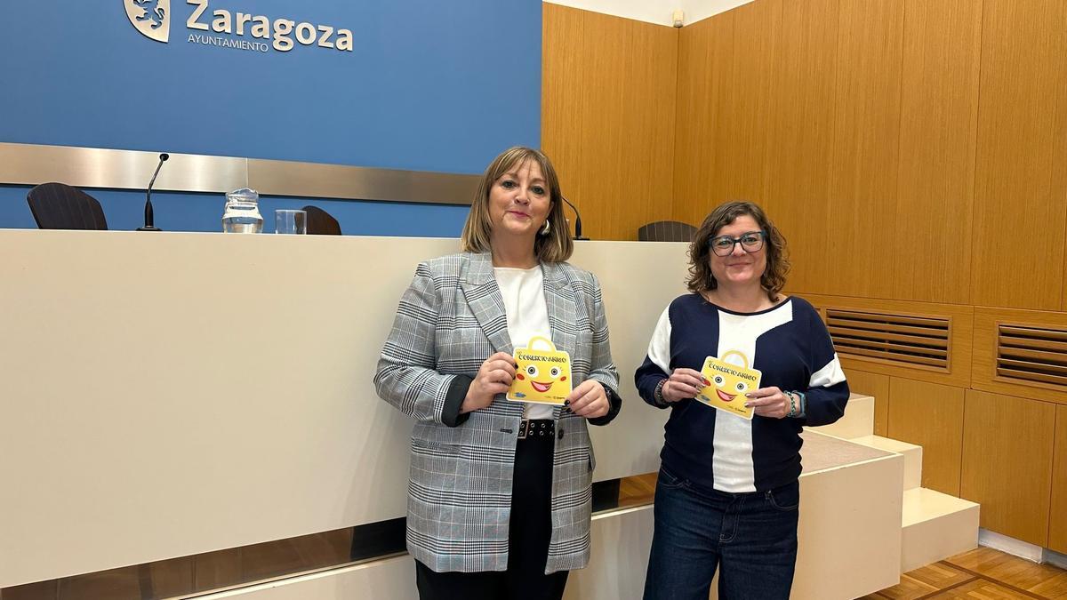 La concejal del grupo municipal del PSOE y presidenta del distrito de Las Fuentes, Marta Aparicio, y la gerente de la Asociación de Comerciantes 'Yo Compro en Las Fuentes' y alrededores, Aurora Sáchez