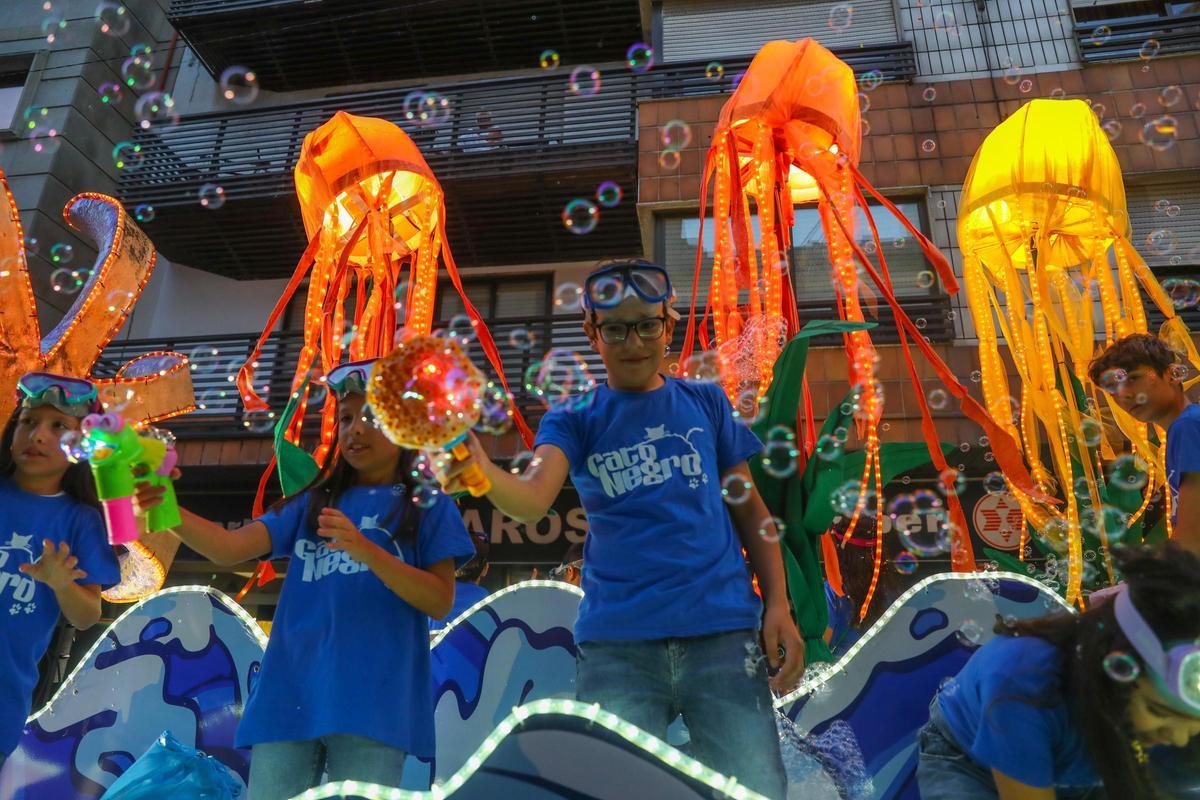 Medusas luminosas y pompas de jabón en la carroza de O Gato Negro.