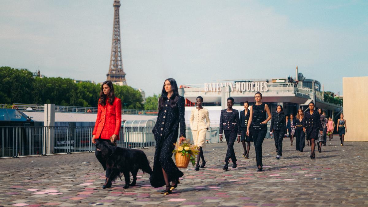 La legión de modelos del desfile de costura de Chanel a las orillas del Sena.