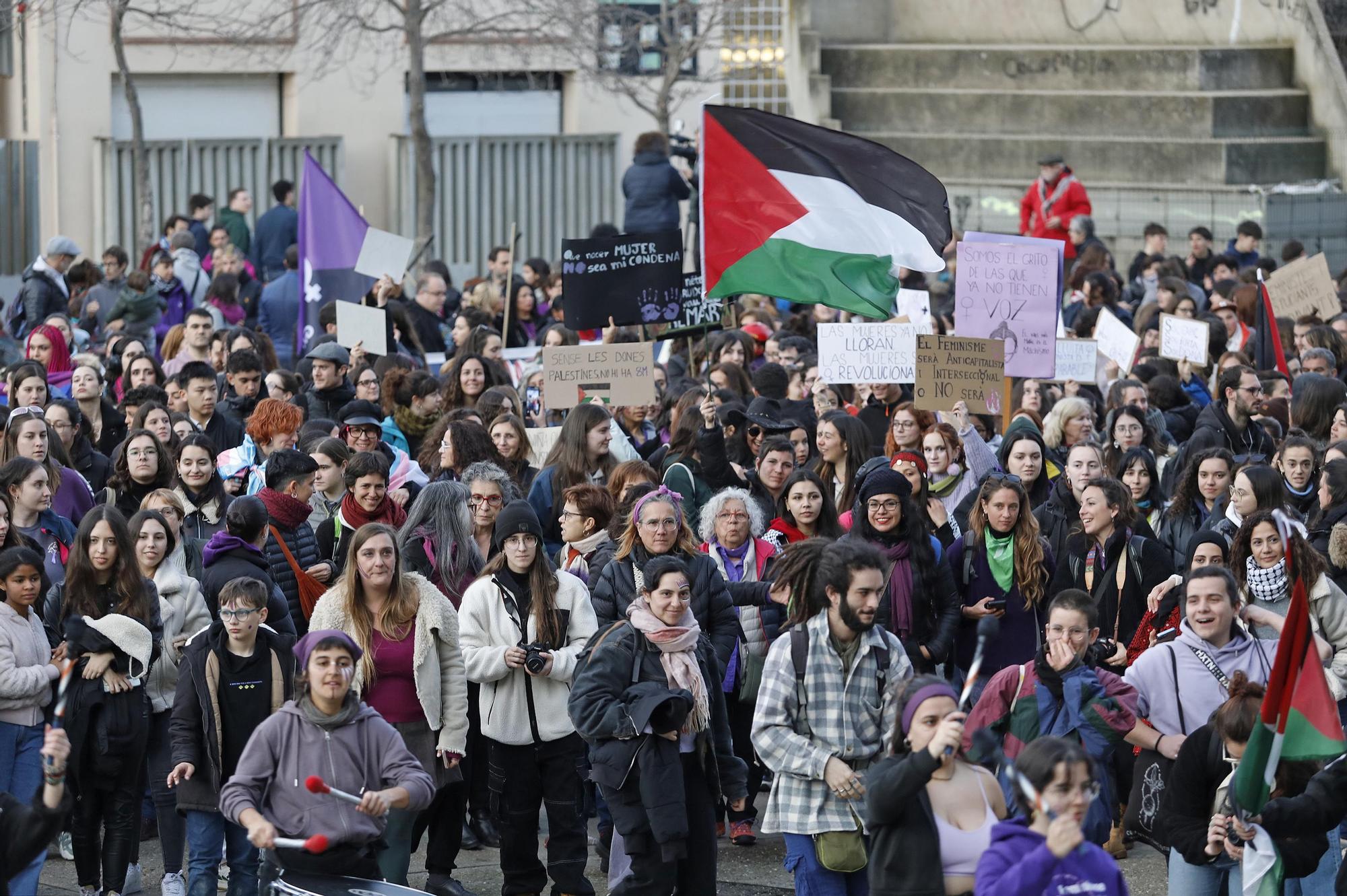 La manifestació feminista del 8-M a Girona en imatges