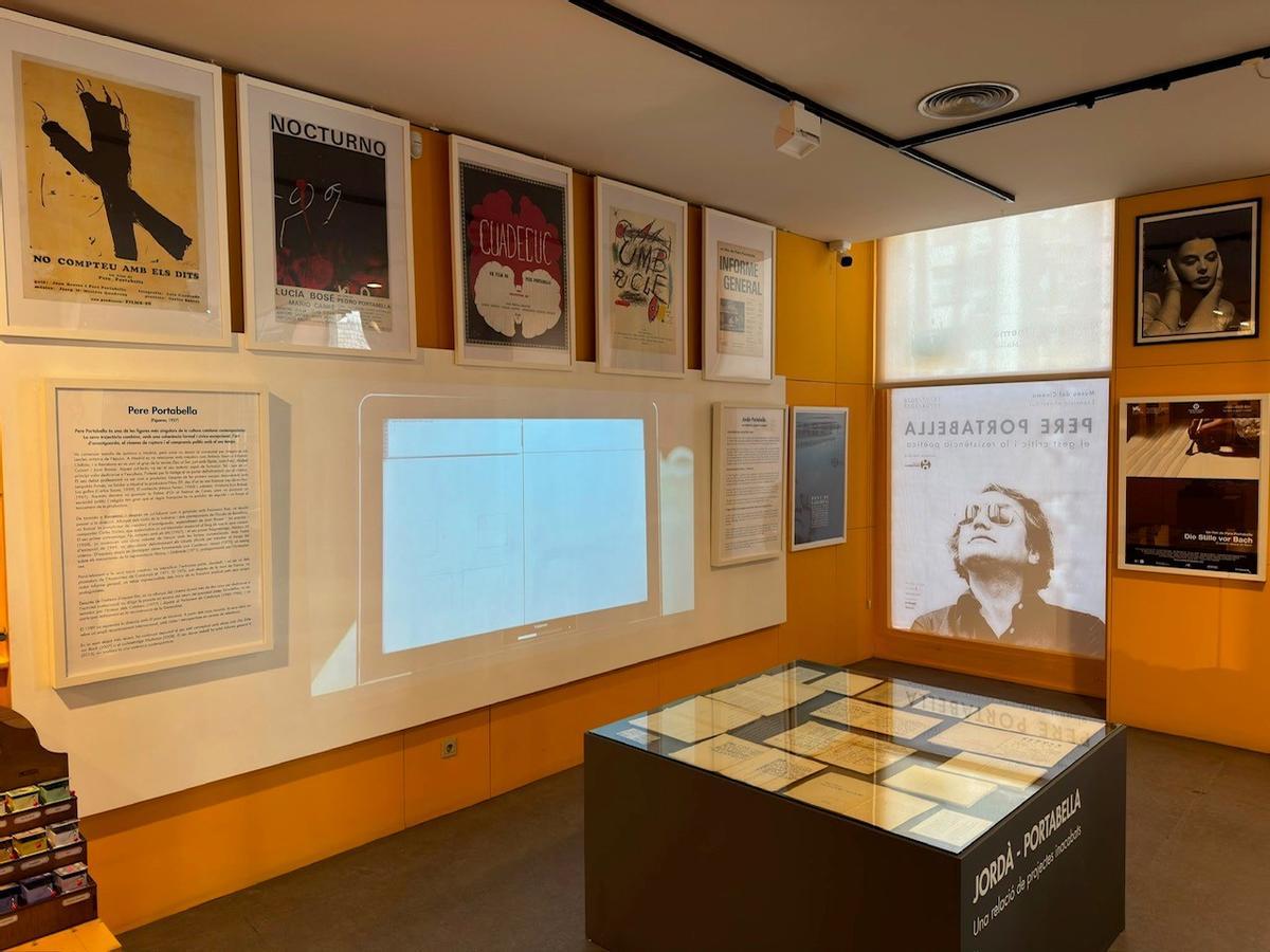 Un detall de l'exposició, amb alguns dels cartells i una projecció.