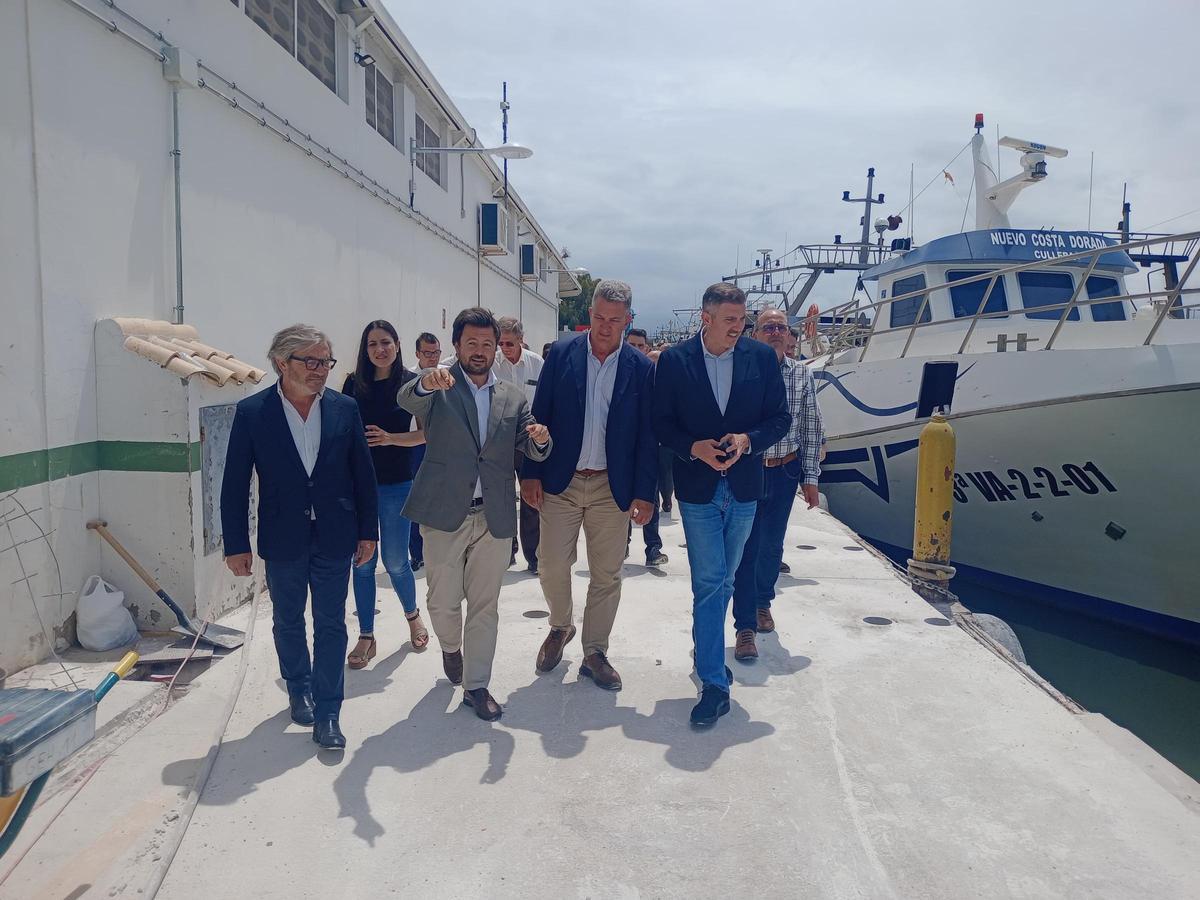Visita del conseller de Medio Ambiente para conocer las obras de recuperación del puerto de Cullera.
