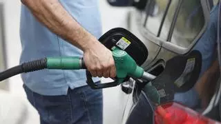 El precio de la gasolina baja por primera vez de los 2 euros por litro en Málaga