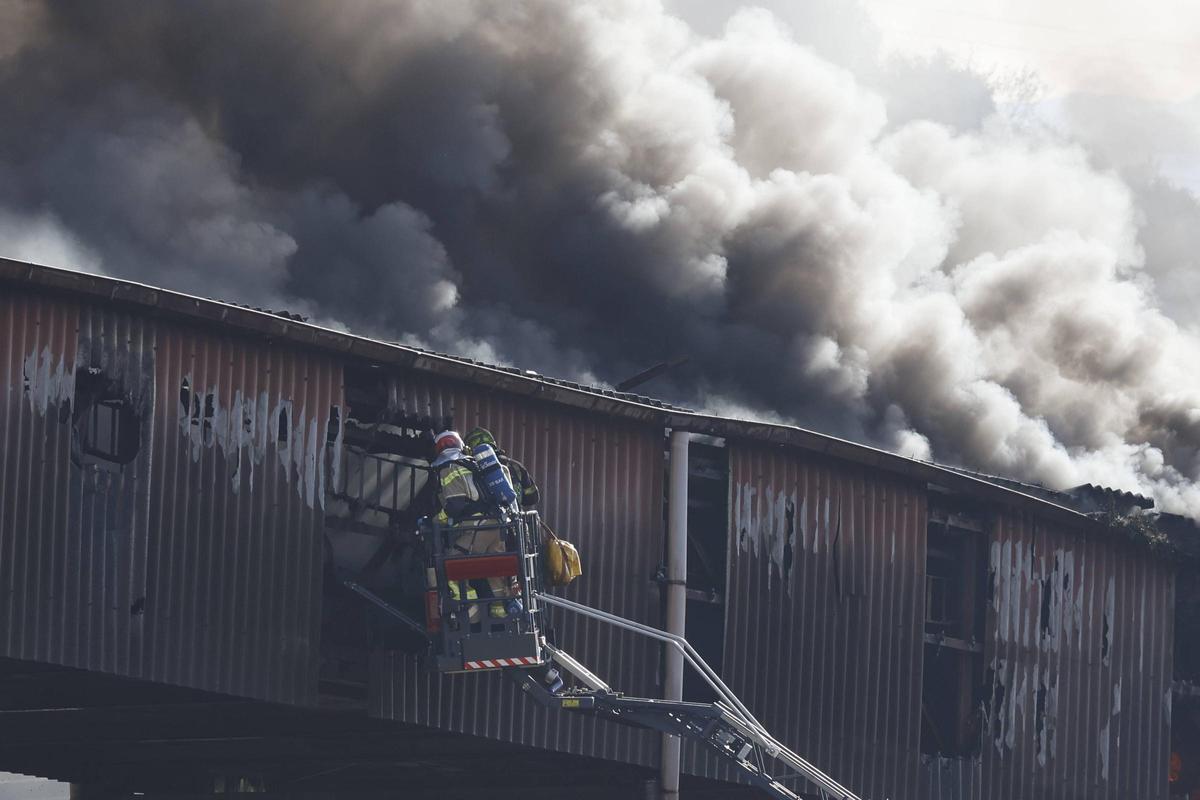El despliegue policial en Gijón por un incendio en una de las cintas de carbón de Veriña, en imágenes