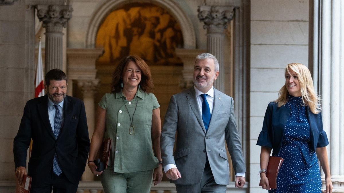 El alcalde de Barcelona, Jaume Collboni, junto con los tenientes de alcalde Laia Bonet, Maria Eugènia Gay y Albert Batlle.