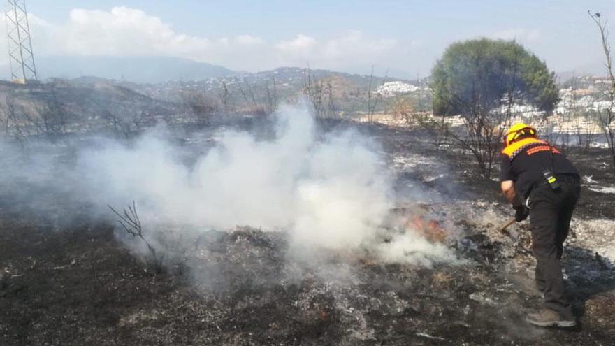 Un miembro de Protección Civil, trabajando en la zona incendiada.