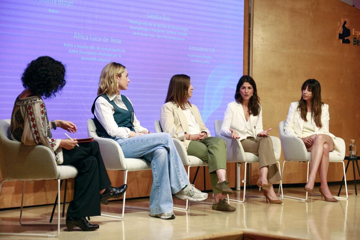 La mesa en la que participaban Sandra Ros, psicóloga del Hospital Sant Pau, África Luca de Tena, de la Asociación de Afectados por Dermatitis Atópica, escritora y actriz Almudena Cid, y la actriz Paloma Bloyd.