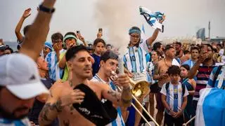 Los argentinos en Barcelona se conjuran en el 'banderazo' previo a la final: "En esta ciudad me siento como en casa"