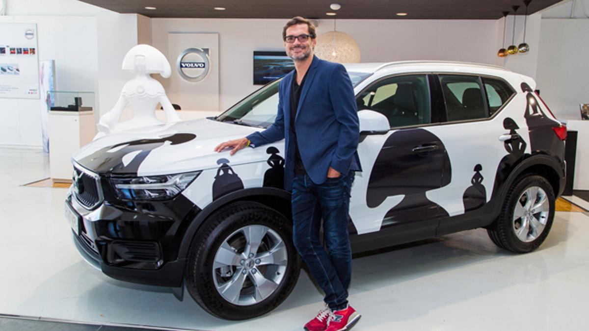 Antonio Azzato, junto al Volvo más artístico