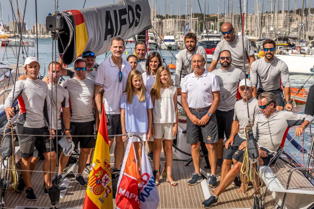 Primera aparición pública de los Reyes y sus hijas en el Club Náutico de Palma