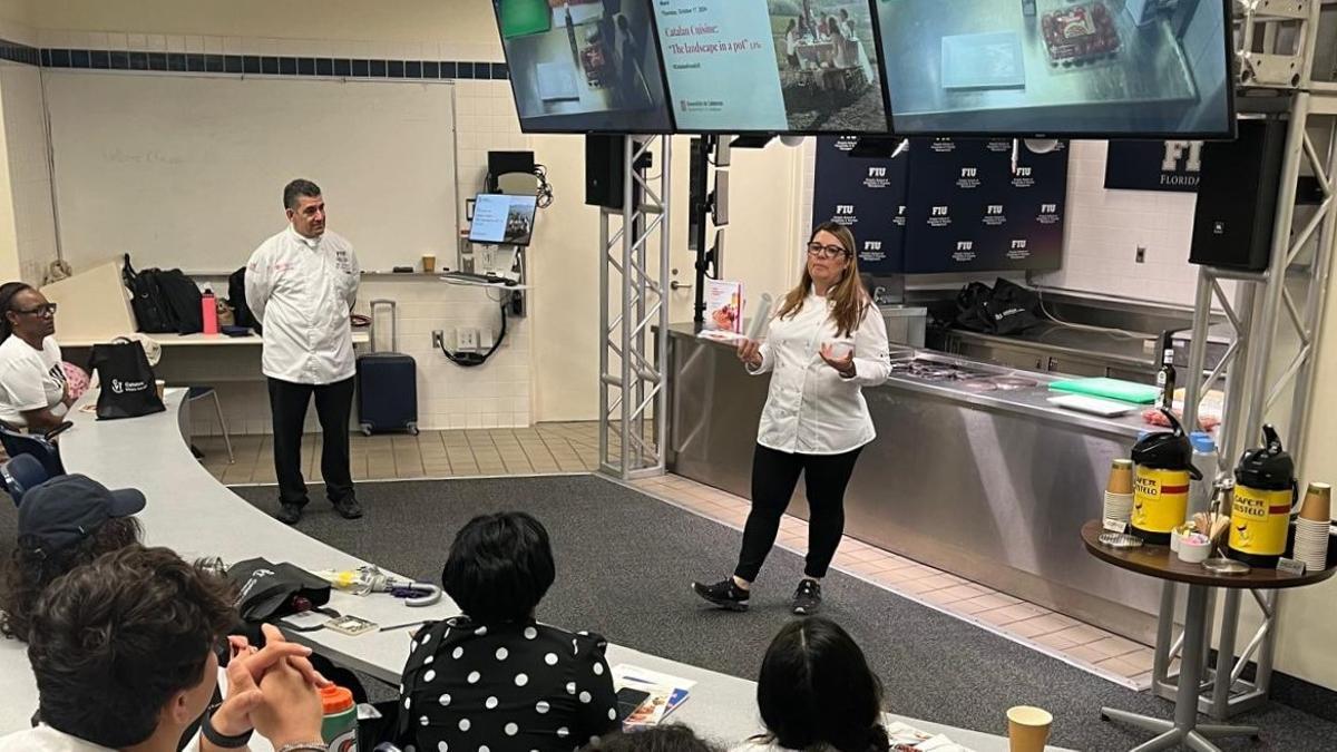 La chef Alba Sunyer, durante su charla en la Florida International University Chaplin School of Hospitality &amp; Tourism Management (Miami).