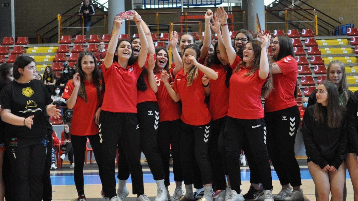 Jugadoras del Córdoba CBM cadete femenino celebran la victoria en la pasada edición.