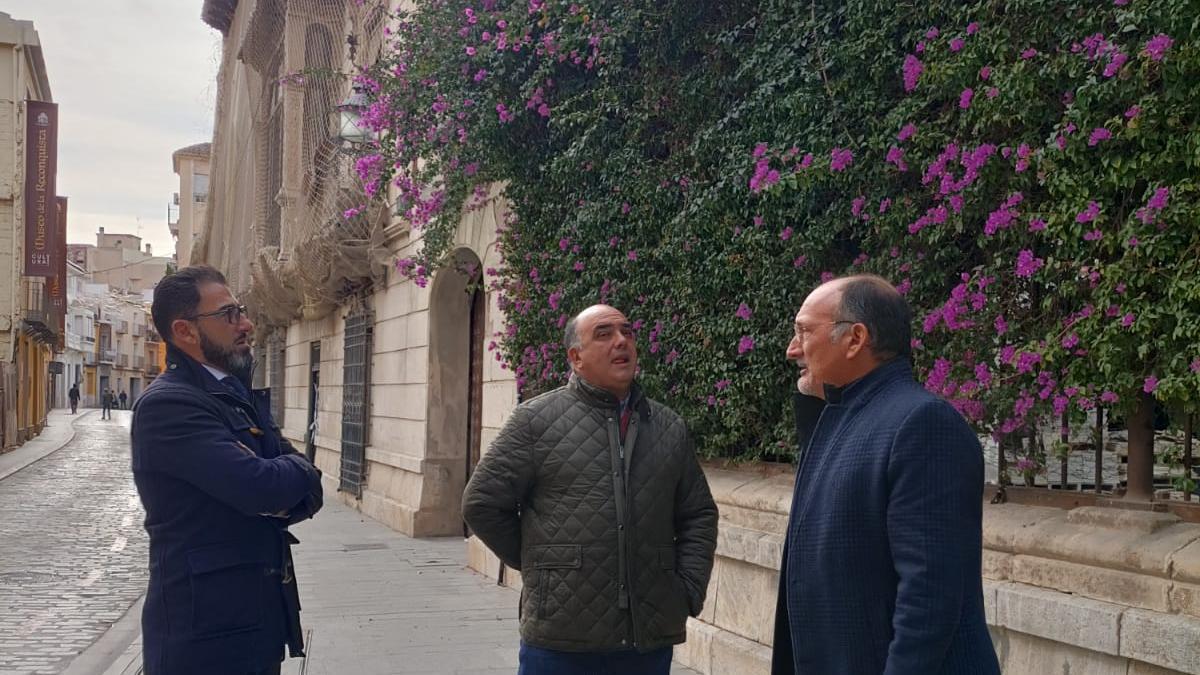 Los concejales Dámaso Aparicio, Víctor Valverde y Rafael Almagro, en las inmediaciones del Palacio de Rubalcava